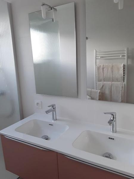 Un lavabo double vasque.