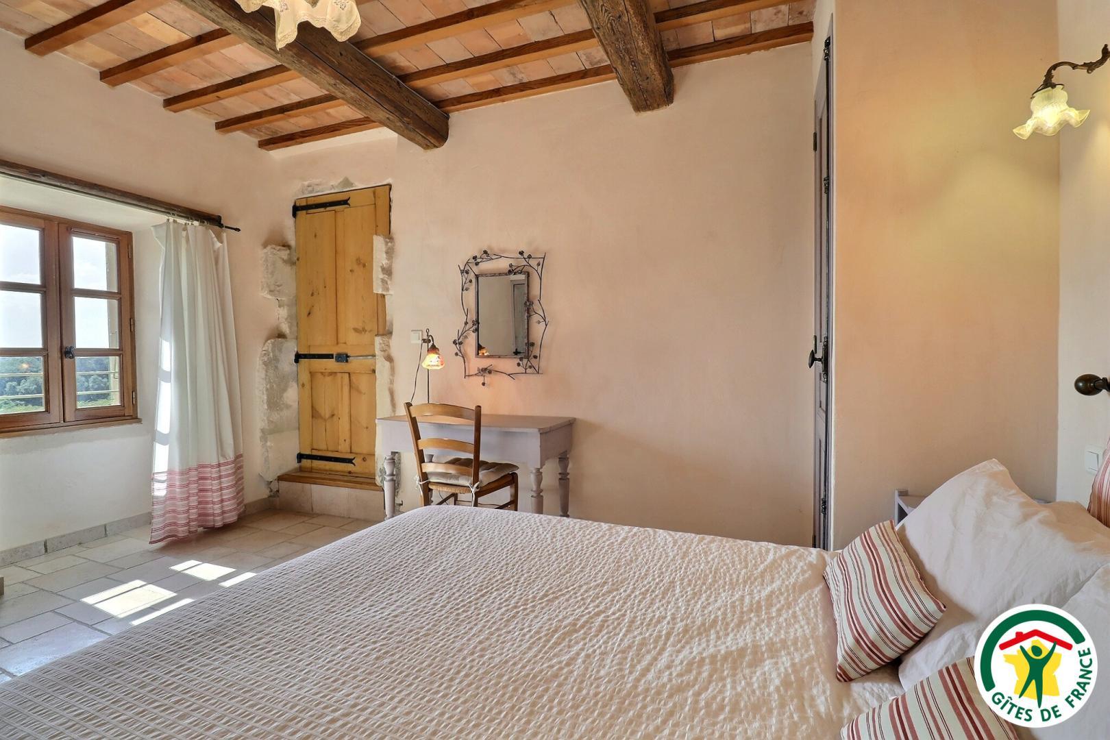 Chambre avec un lit double (1x140) et petit bureau (une marche)