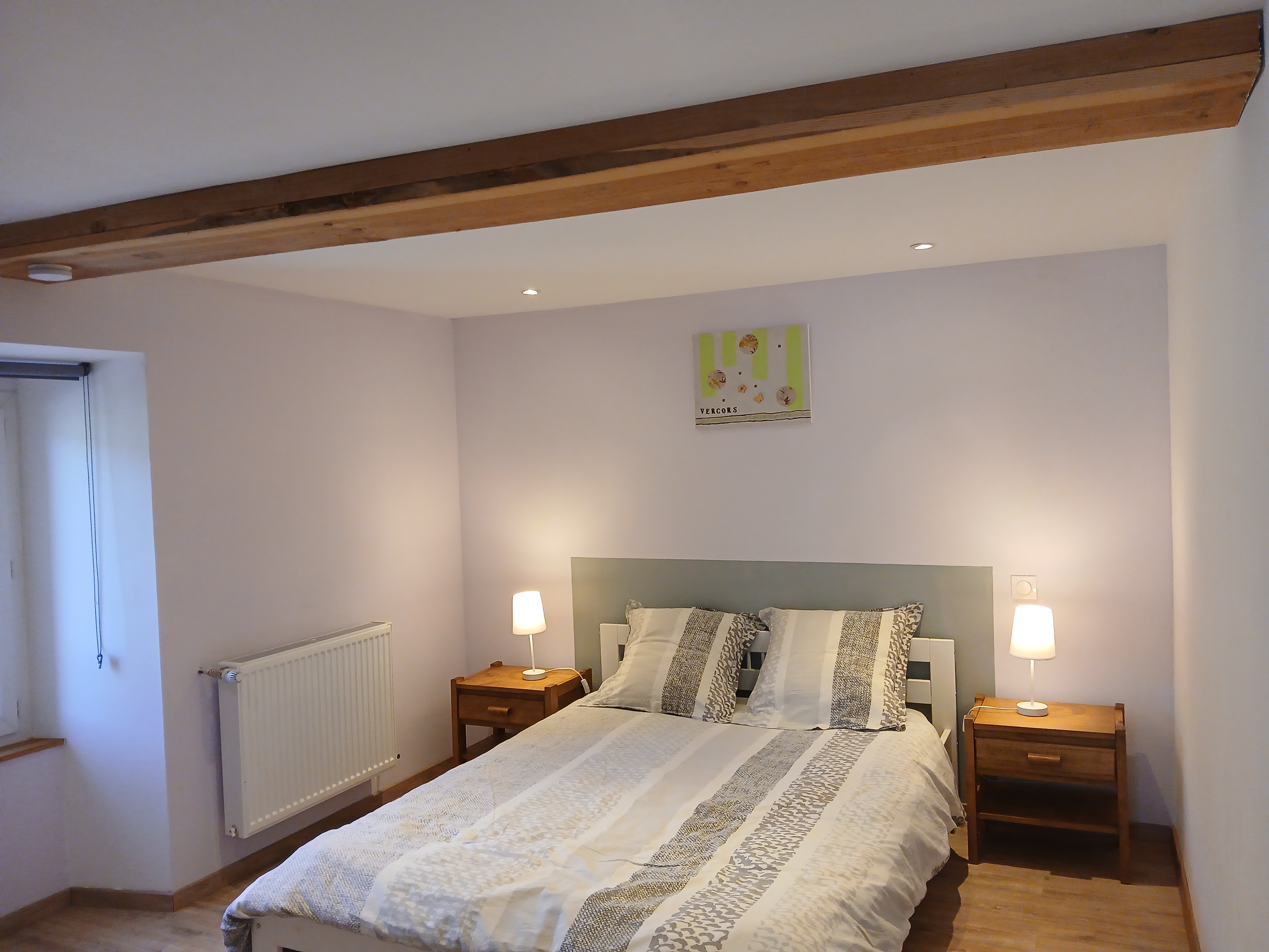 La chambre avec un lit double, lumineuse et confortable du gîte les Ravières à Saint Agnan en Vercors.