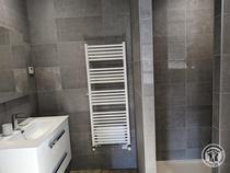 Grand Gîte "l'Amandier" - 15 personnes à Salles Arbuissonnas en Beaujolais dans le Rhône : la Salle d'eau - Chambre pour 4 personnes - étage.