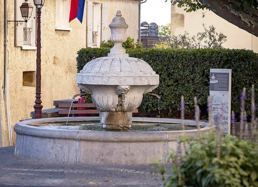 La Fontaine - place du portail