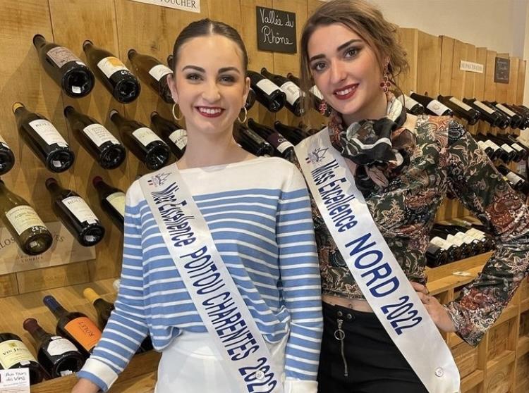 Deux femmes de la délégation "Miss Excellence" en visite dans la boutique en 2022.