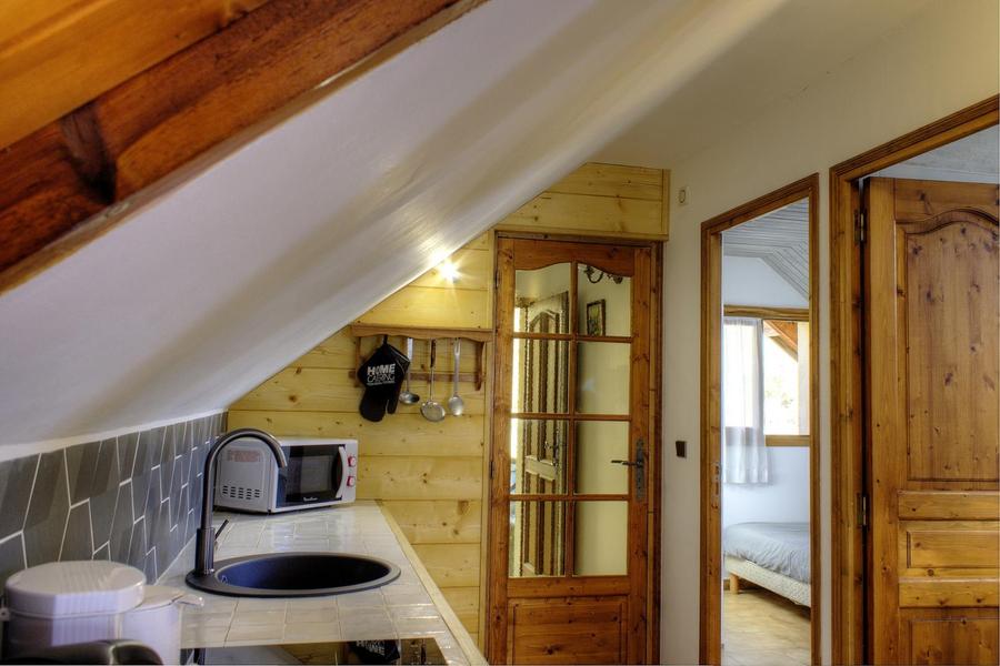 Gîte Auron - l'Oustal n°1-Cuisine/Accès aux pièces-Saint-Étienne-de-Tinée-Gîtes de France des Alpes-Maritimes