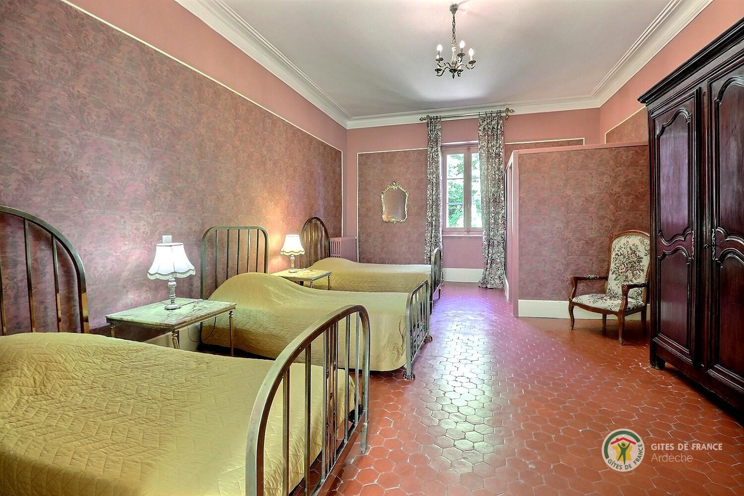 Chambre enfants avec 3 lits en 90, armoire et salle d'eau privative