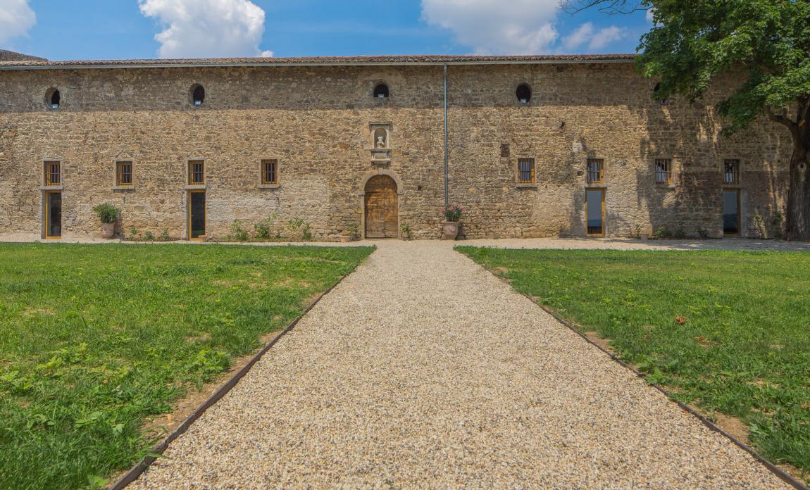 Terrasse et bâtiment du cuvage