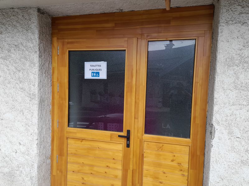 Porte des toilettes