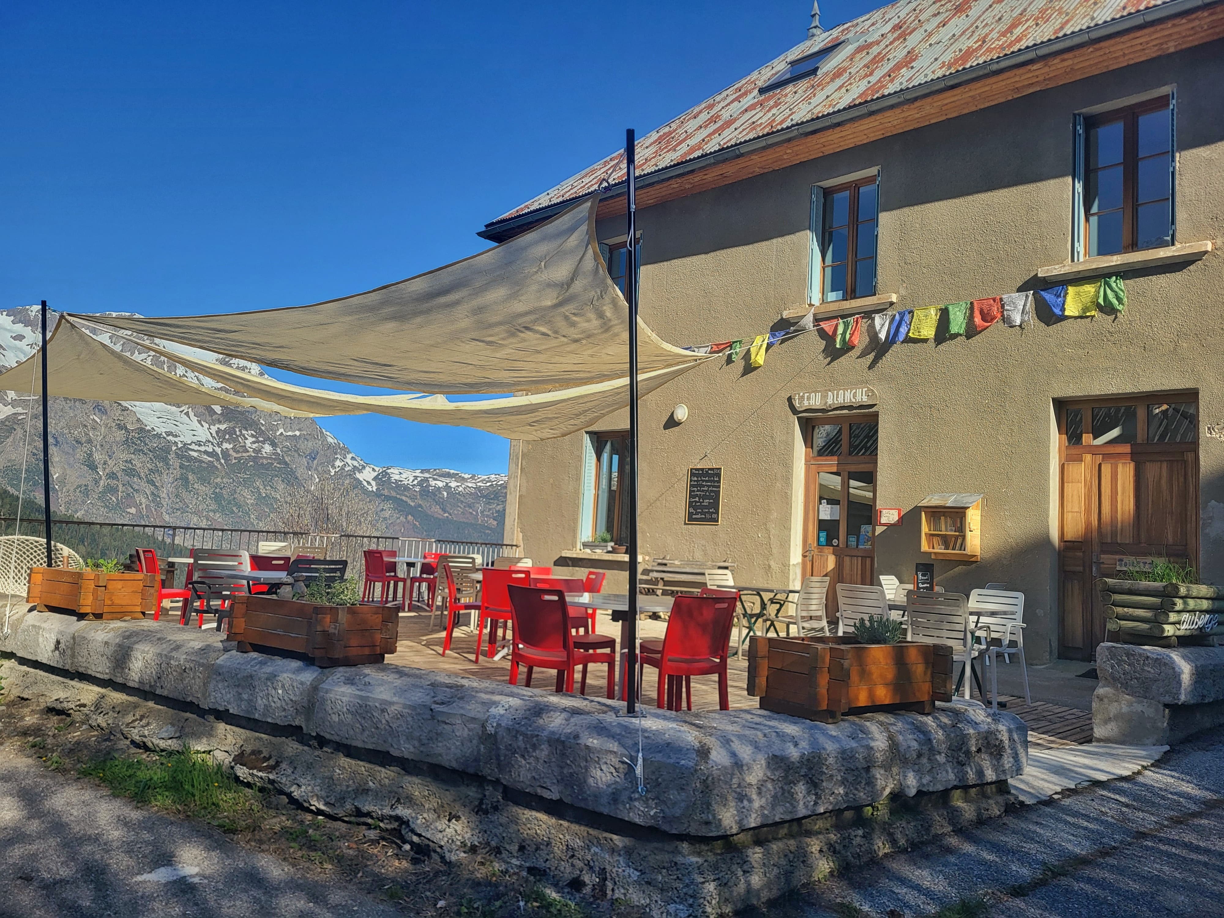 Terrasse et entrée du gite