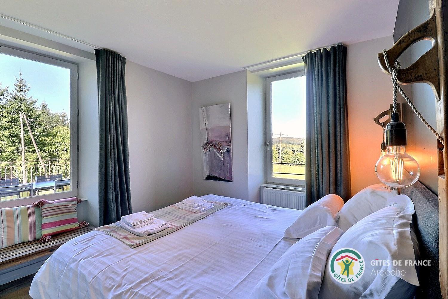 Première chambre au niveau 1 avec deux lits 90 (modulables lit 180)