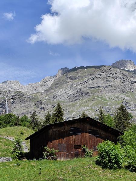 Chalet sous la pierre Fendue Chalet sous la pierre Fendue