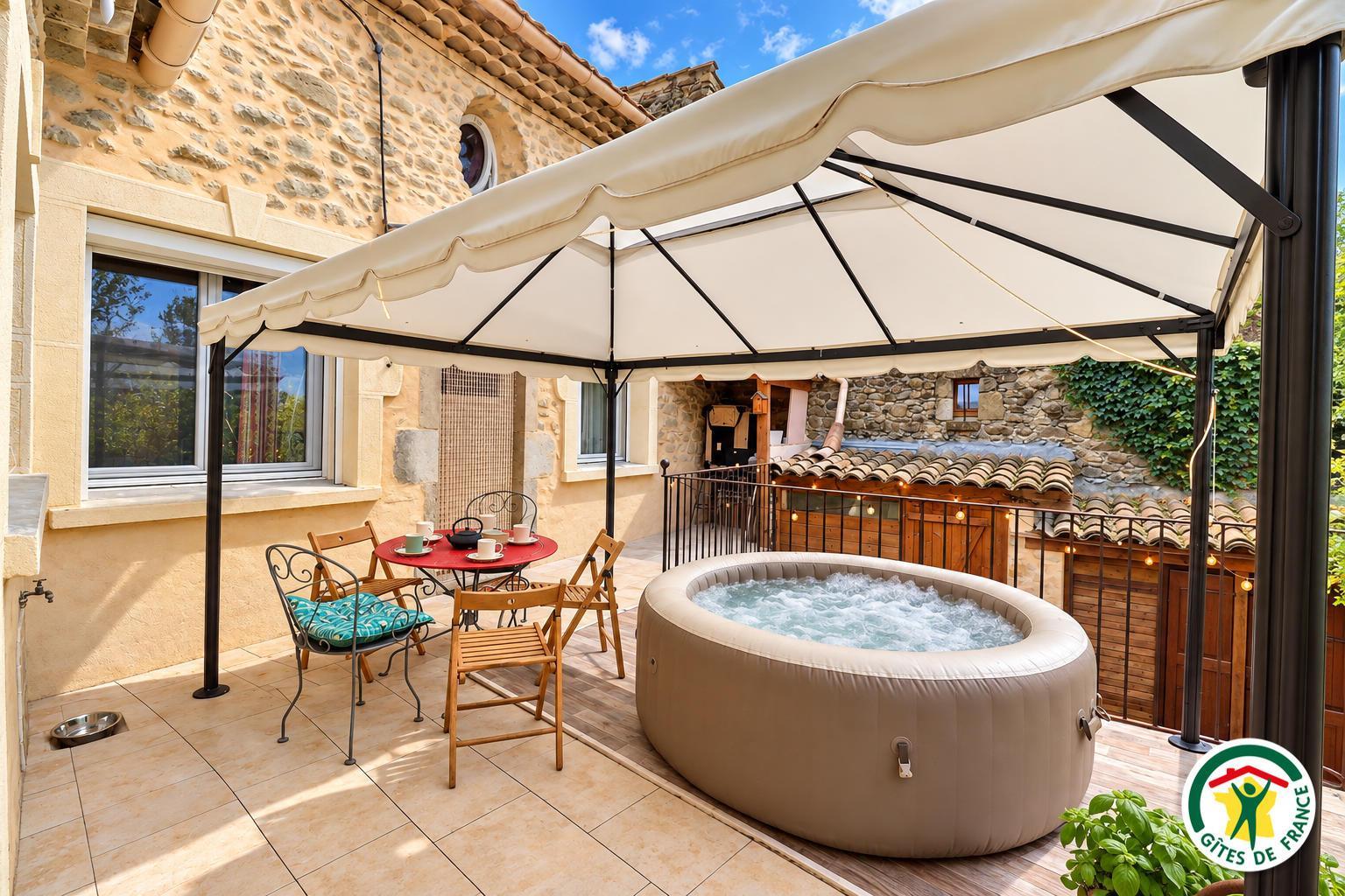 La cour close avec le spa privatif chauffé