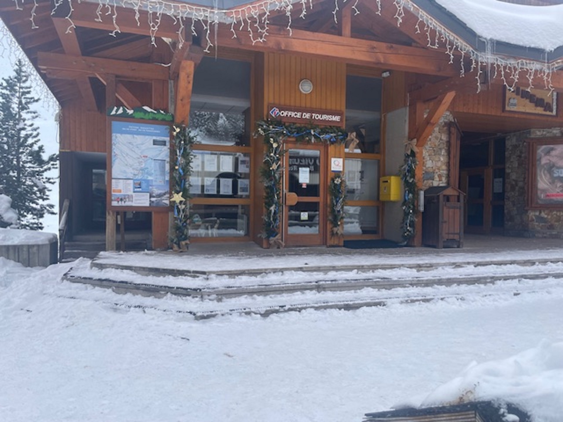 Bureau d'information en hiver aux Bruyères