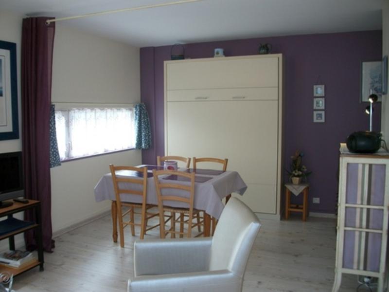 Un espace avec table et chaises.
