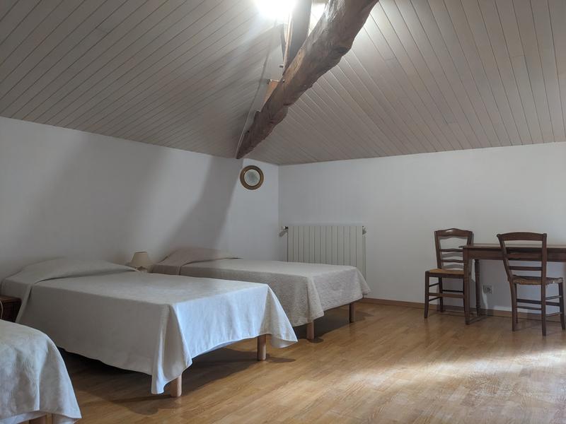 Chambre triple à létage avec lit bébé