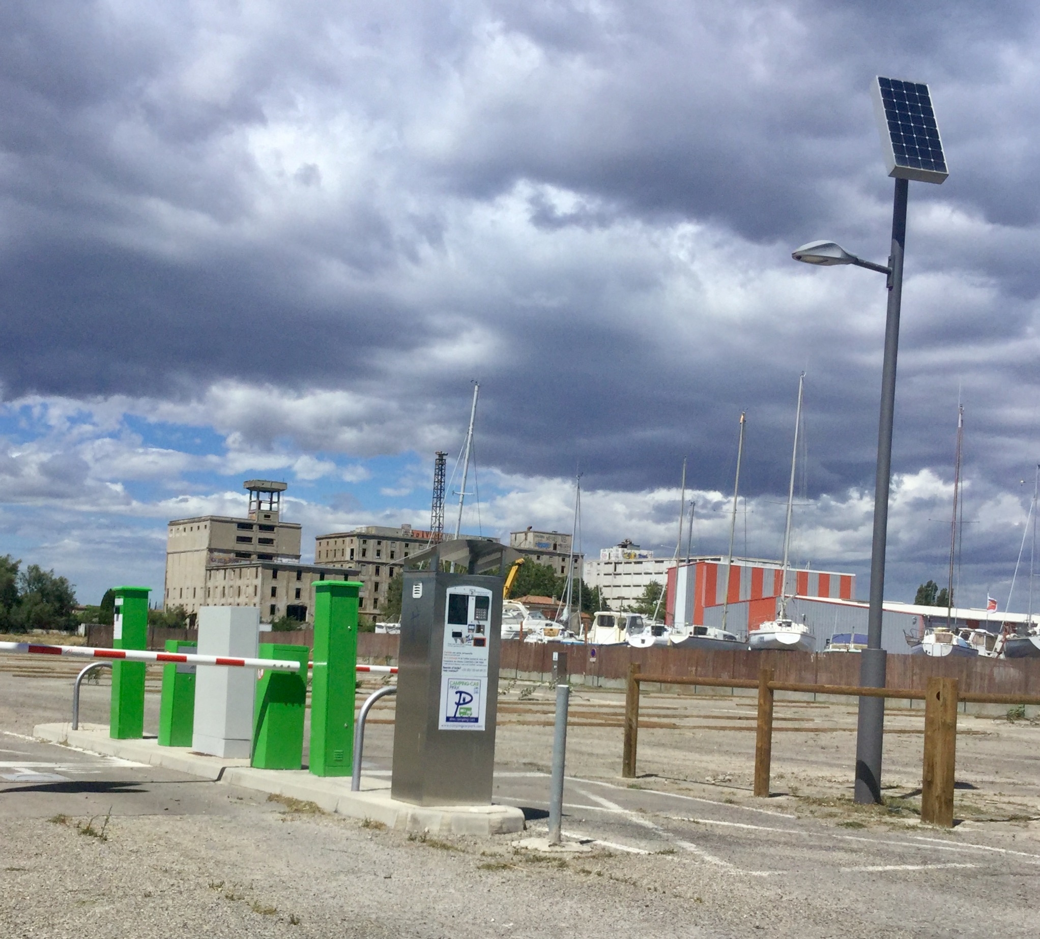 Air de Stationnement et de service de Camping-car Park