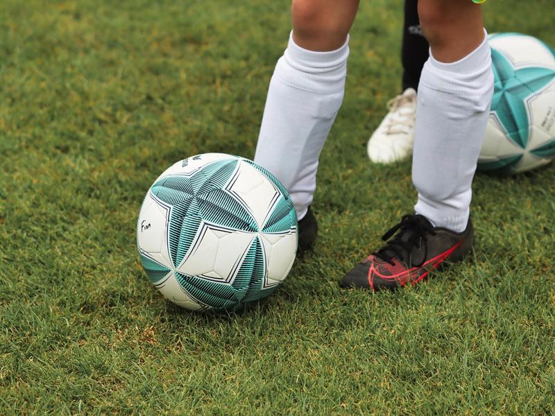 Un ballon de foot sur une pelouse de football