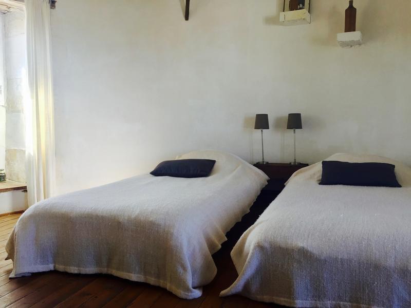 Une chambre avec deux lits simples.
