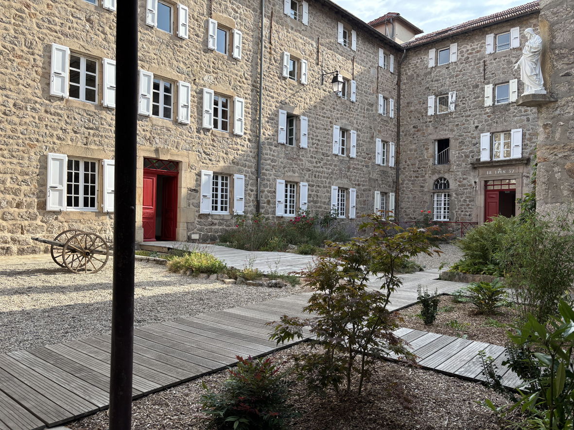 Cour intérieure du centre Propolis