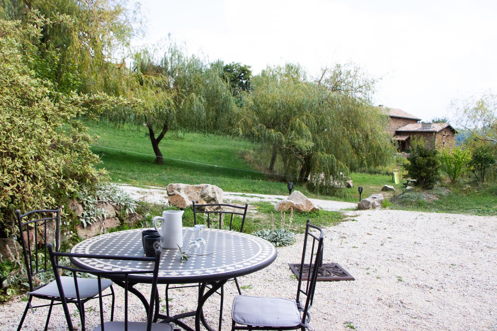 Table extérieur pour 6, avec vue sur les jeux pour enfants et le terrain de pétanque