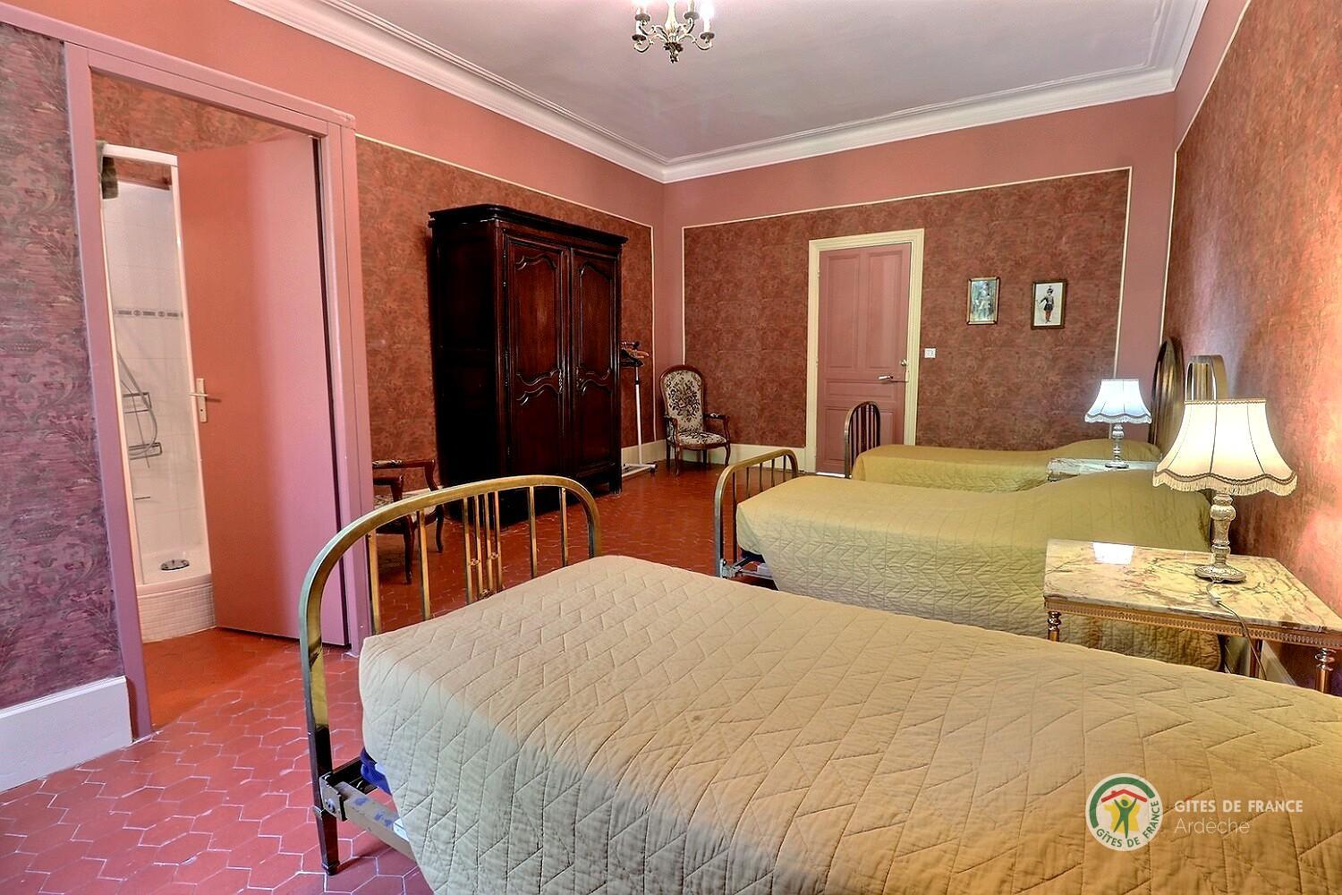 Chambre enfants avec 3 lits en 90, armoire et salle d'eau privative