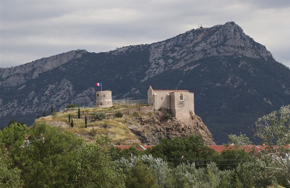 Vue sur le rocher de La Garde depuis le Parc Nature
