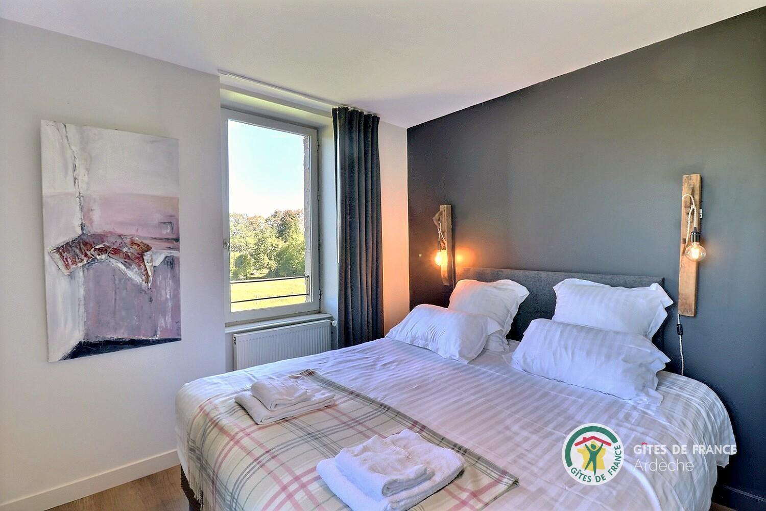 Première chambre au niveau 1 avec deux lits 90 (modulables lit 180)