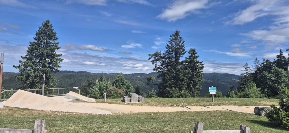 Aire de pique-nique du Col de la Faucille_sentier des belvédères