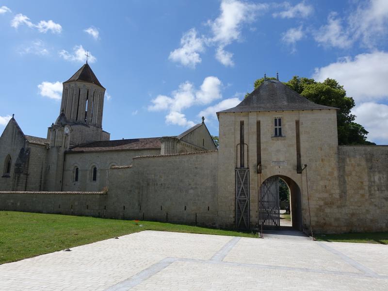 Enceinte fortifiée de Surgères avec son pont levis