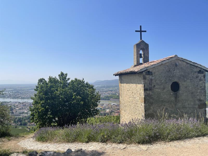 Chapelle dominant le vignoble