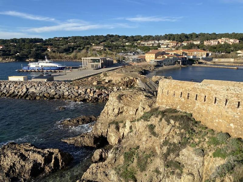 Cap sur le Fort du Pradeau en catamaran_Hyères