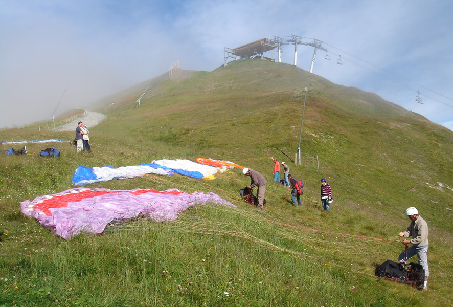 Préparation avant le décollage en parapente @LaToussuire