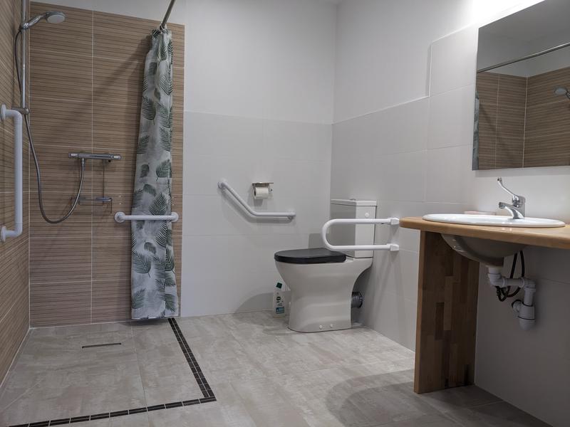 Une des 3 salles deau adaptées au rez-de -chaussée