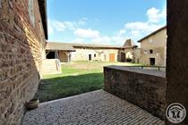 Gîte L'Annexe au Château de Pravins à Blacé  (Rhône, Beaujolais, proximité de Villefranche-sur-Saône) : la cour du Château.