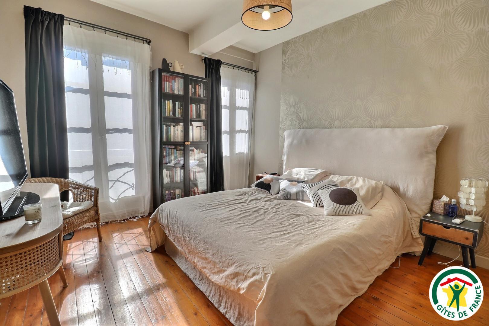 1e étage : chambre avec un lit double (1x160x200), TV, climatiseur réversible
