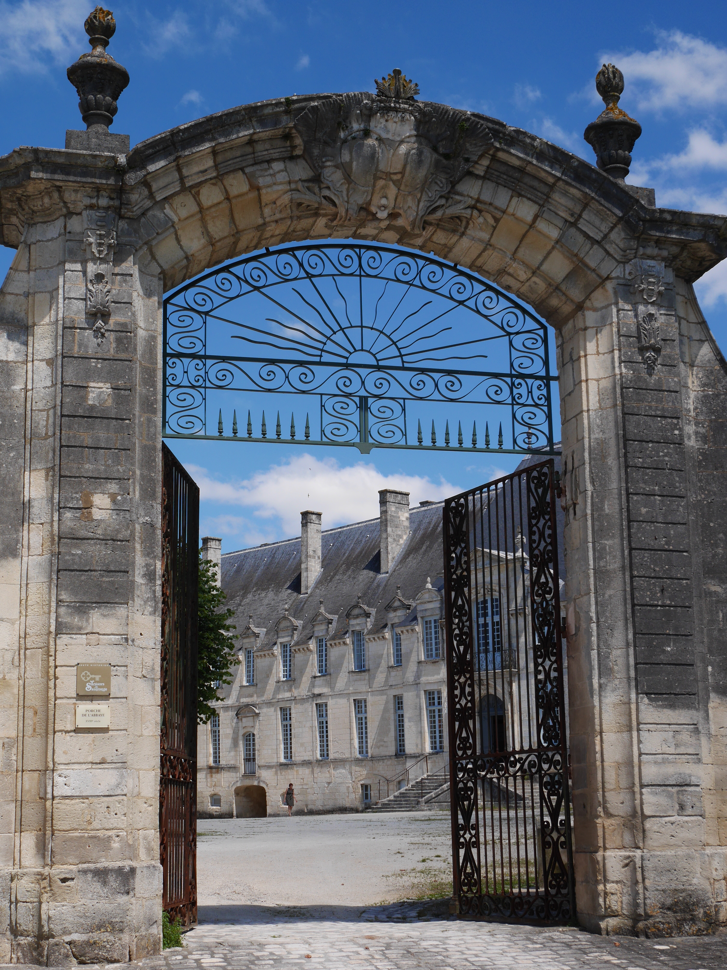 Abbaye Royale - Tours de l'Abbatiale
