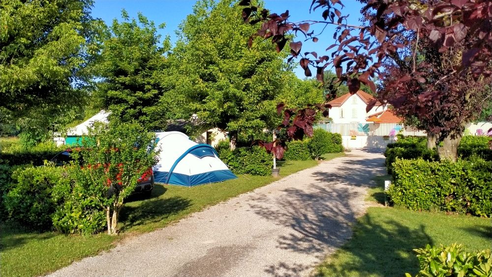 Grands emplacement ombragés, délimitées et bordés d'arbres