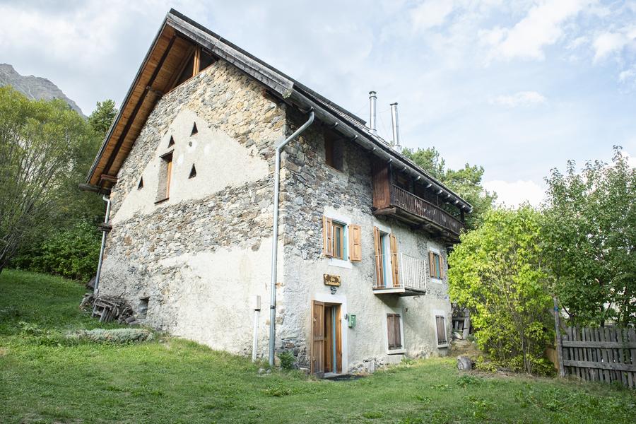 FACADE - © CURTIS TRUCHON