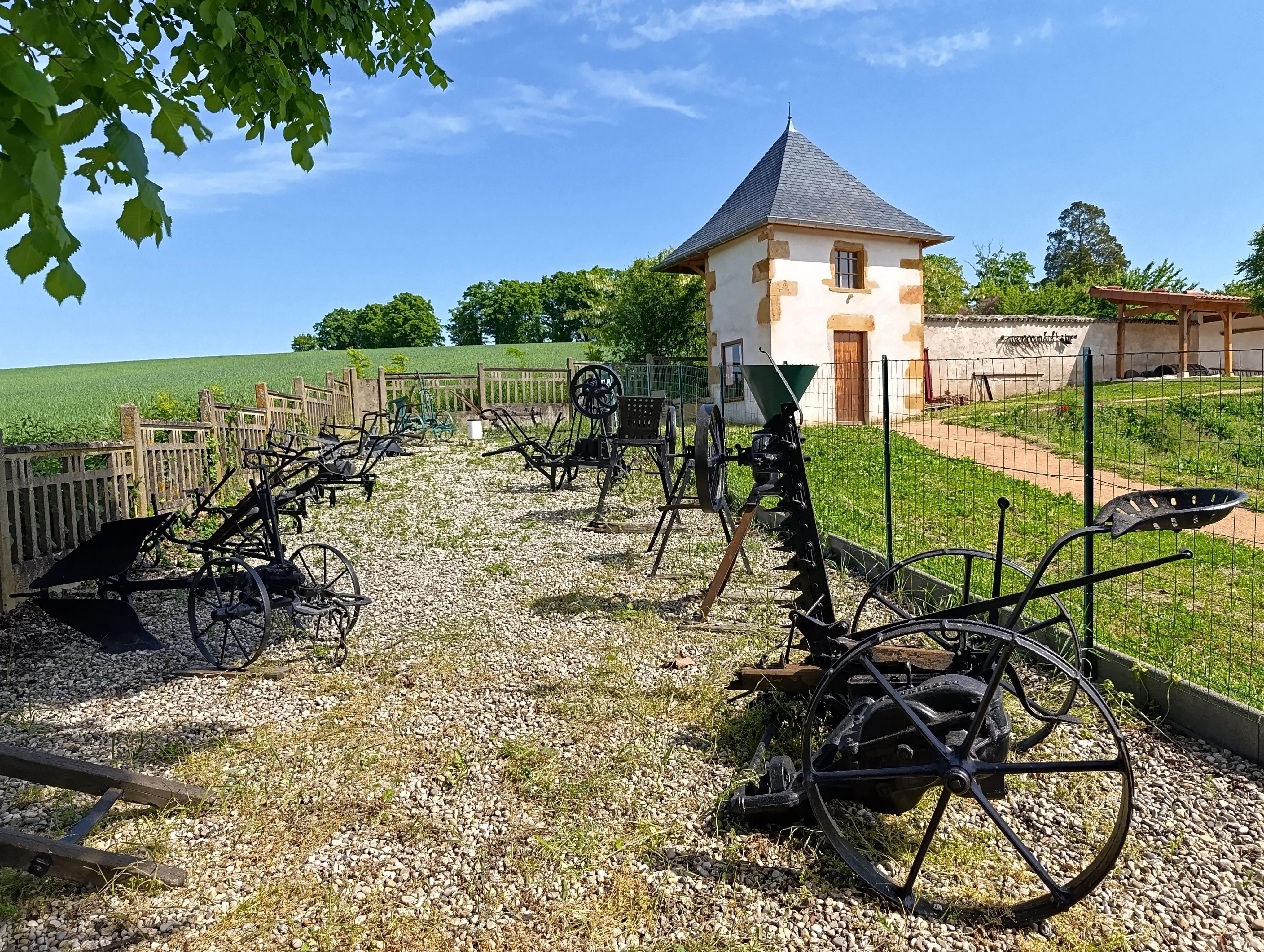 Un des pavillons du Chêne et l'exposition de matériel agricole