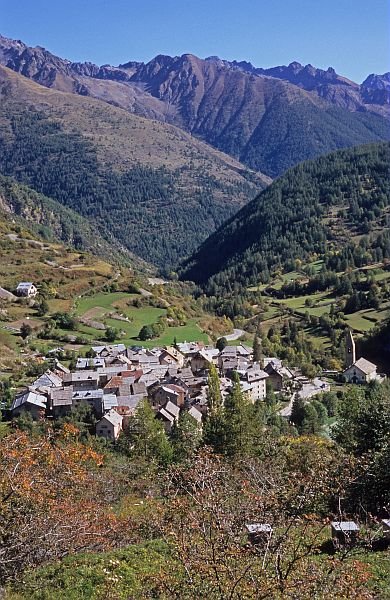 Le village de Saint-Dalmas-le-Selvage dans son écrin de montagne en été