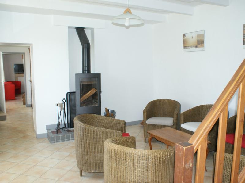 Salon avec poêle à bois
