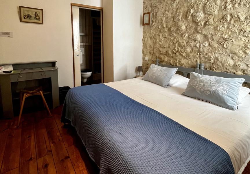Une chambre avec un lit double