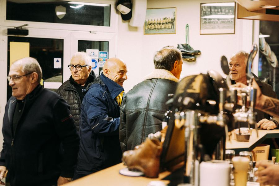 Des clients debout au bar.