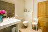 salle de bains PMR , accès porte coulissante Ⓒ Gîtes de France