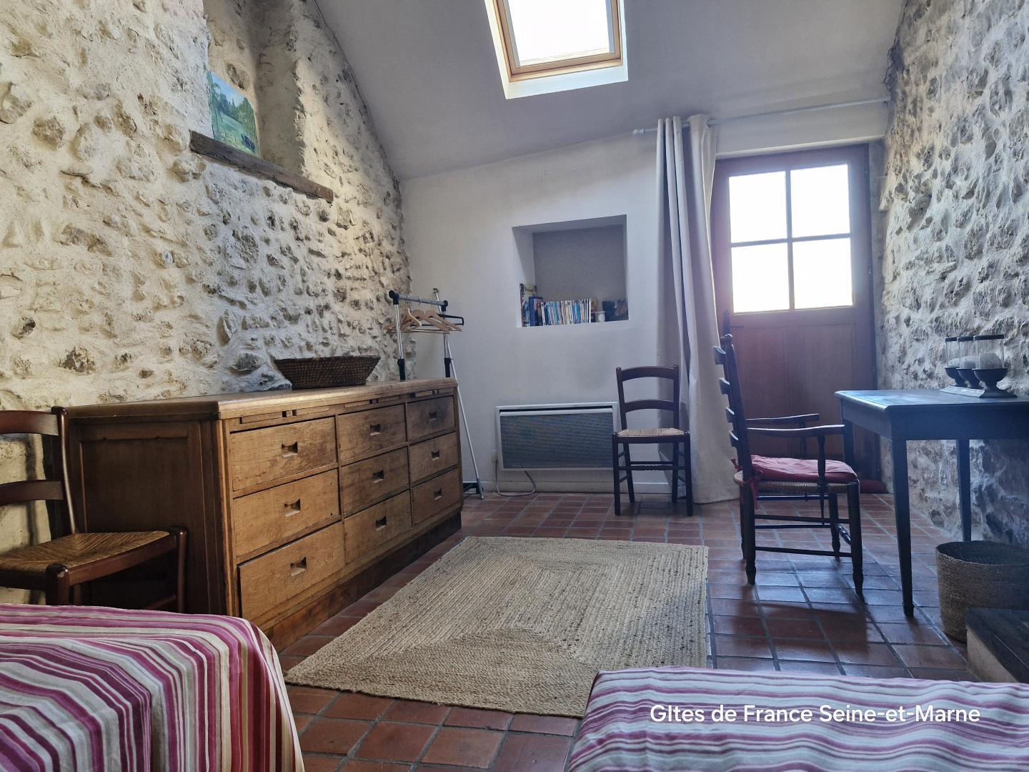 la chambre du rez de chaussée avec la porte coté jardin