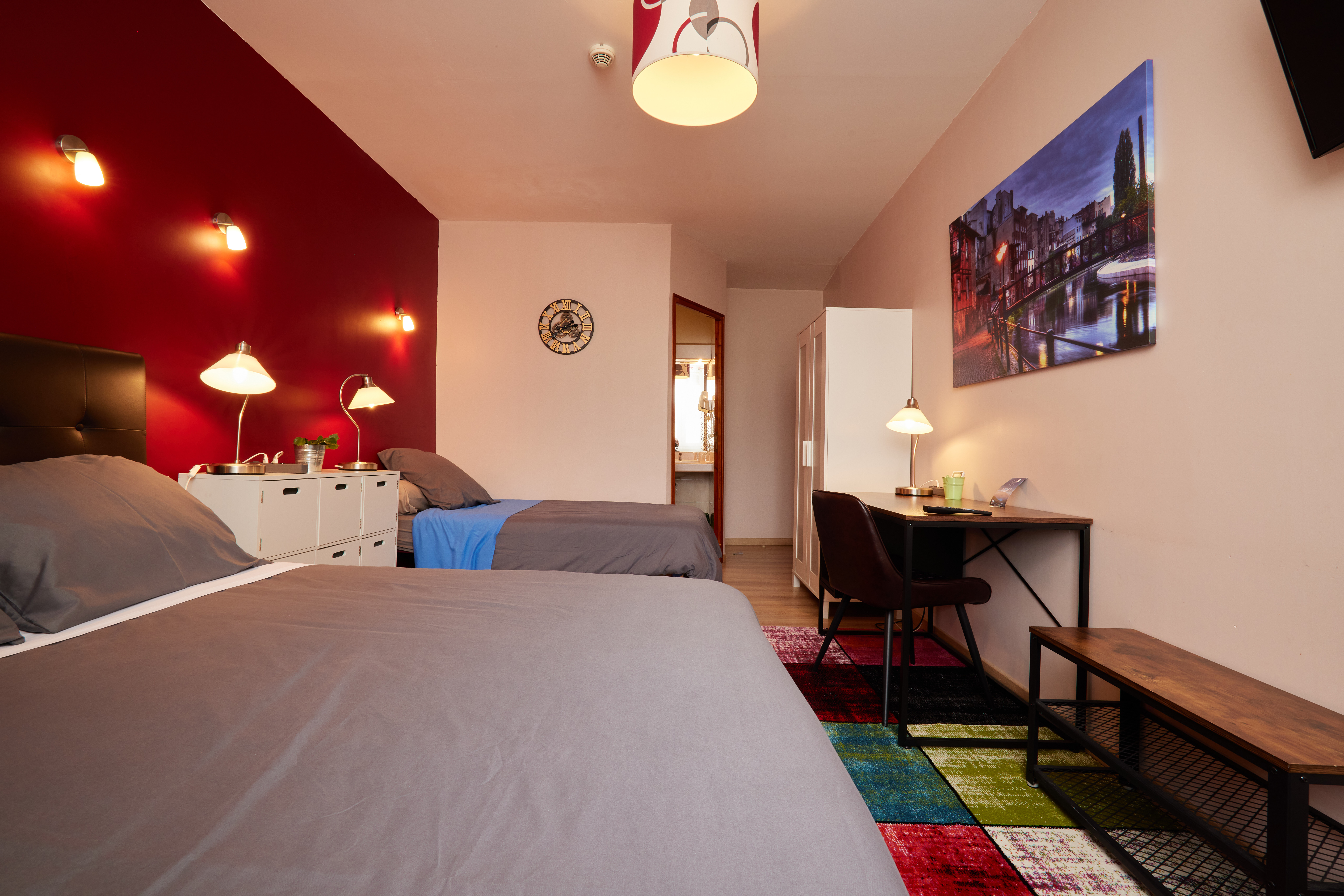 Chambre spacieuse équipée d'une télévision