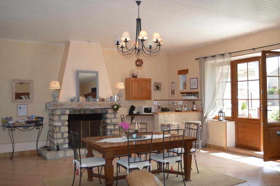 Coté salle à manger, avec la grande cheminée pour les petits déjeuners d'hiver...on aperçoit le coin kitchenette.