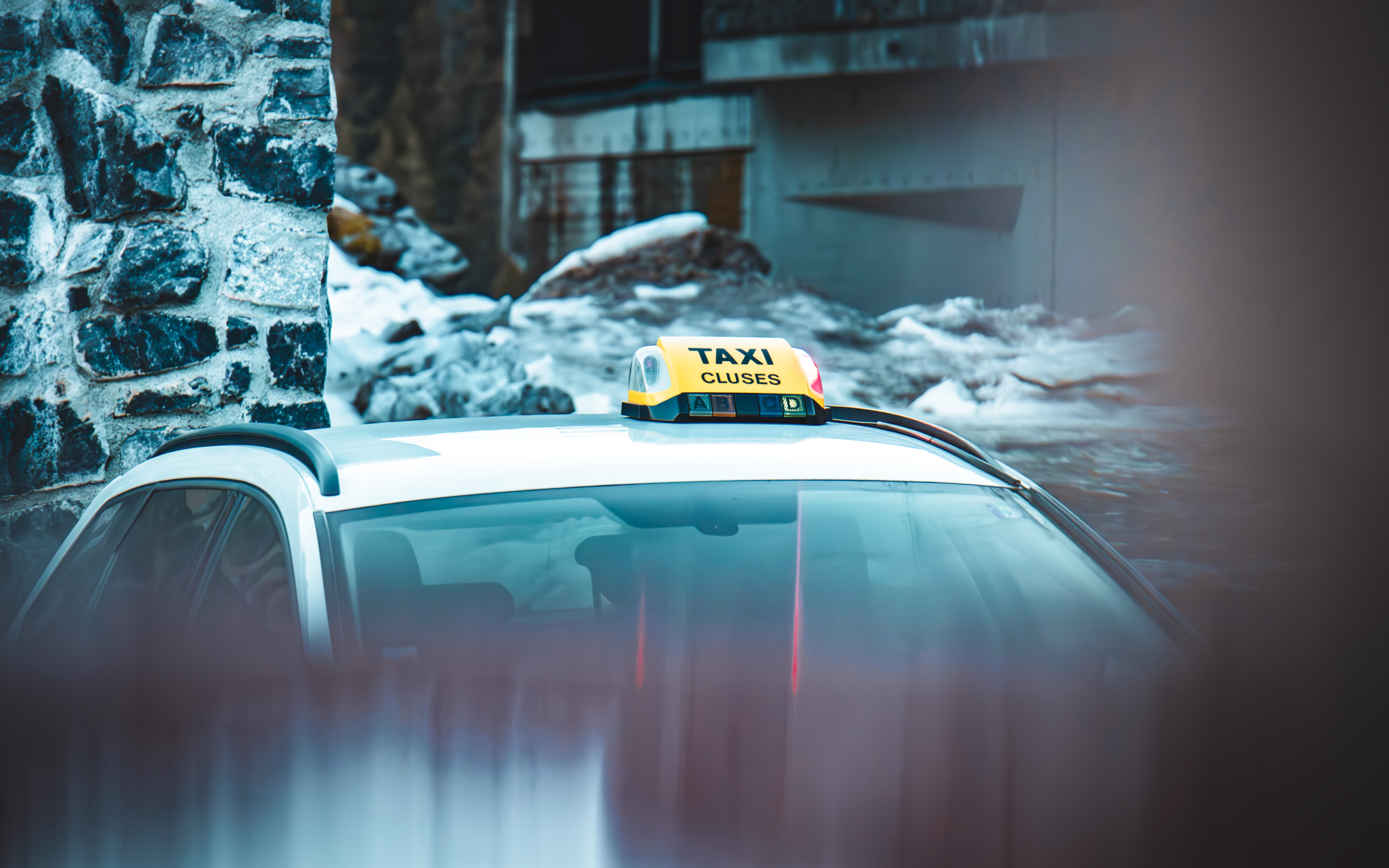 Taxi sur le parking du cabinet médical à Flaine Forum