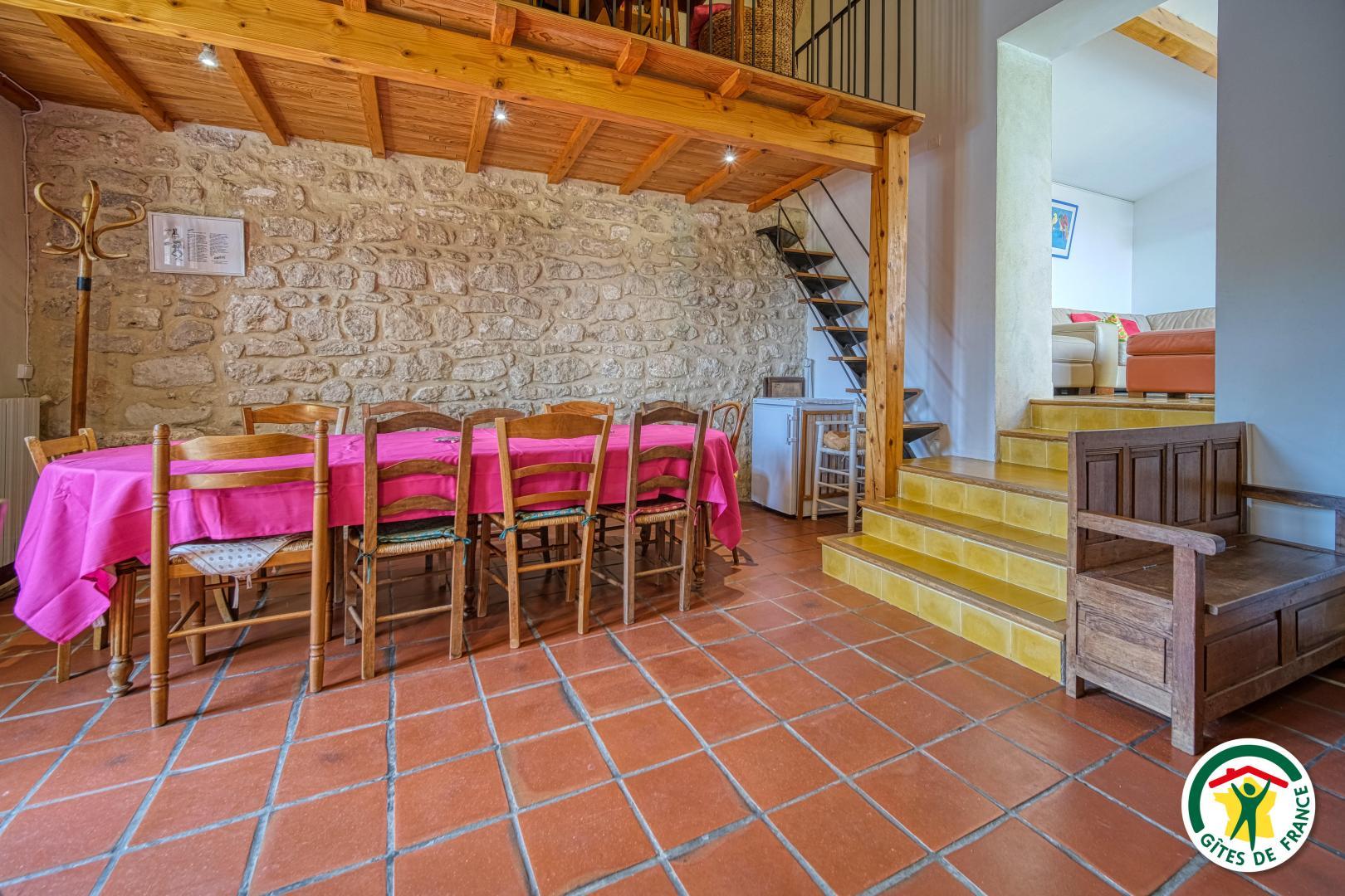Salle à manger et poêle à bois