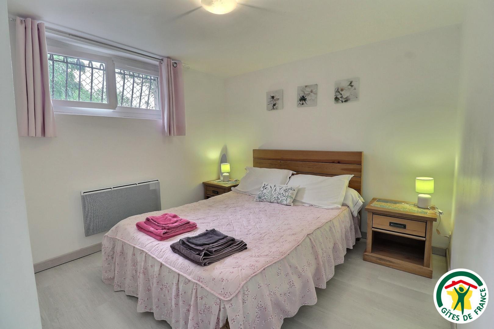 Chambre avec un lit double (1x140x190)