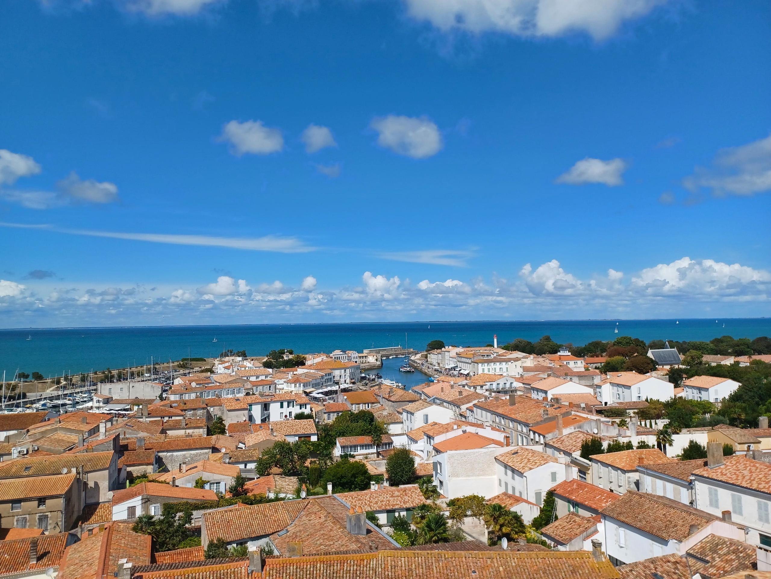 Balade en famille à grands pas à Saint-Martin-de-Ré