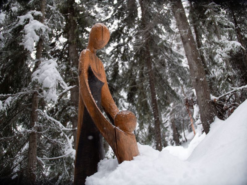 Sentier des sculptures hiver dans la forêt du Monolithe